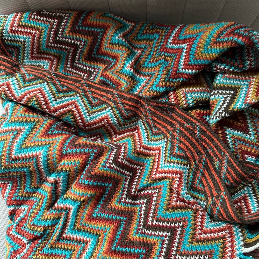 LALIFIT‎ Knitted Geometric Fringe Throw Blanket in Red - Picture 3 of 4